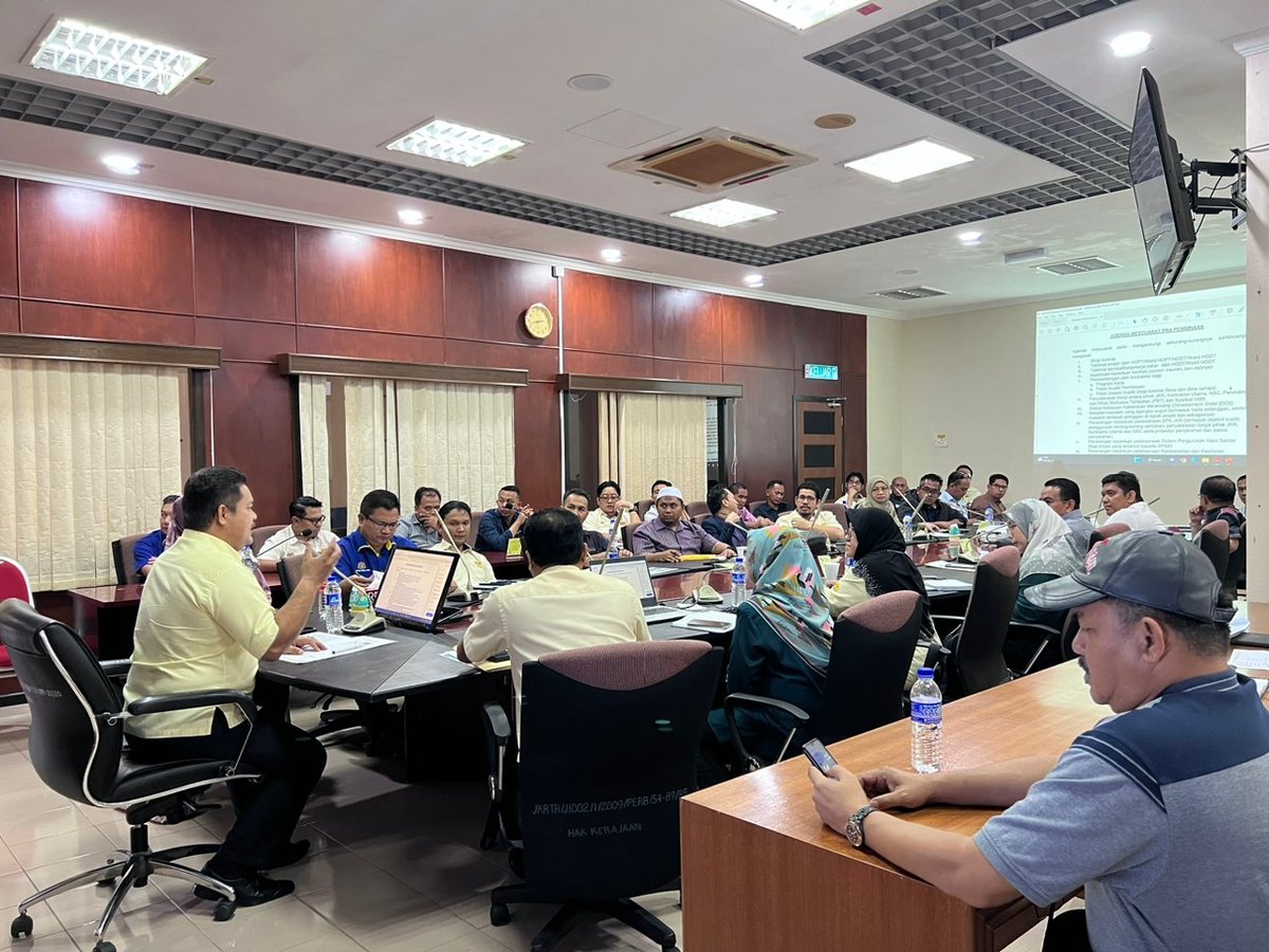 Mesyuarat Penyelarasan Projek Pasca SST disusuli dgn  Pra-Pembinaan bagi projek Menyiapkan Baki Kerja Hospital Dungun, Terengganu (Fasa  1B).  <a href="/JKRTerengganu/">JKR Terengganu</a> <a href="/TeamProjekTrg/">PasukanProjekTrg</a>  <a href="/HasliJKR/">Hasli Ibrahim (Ir. Dr.)</a> <a href="/IrhjNapi/">Ir.Hj.MohdNapi</a> 
#PPPNT #JKR #BerJasaKepadaRakyat