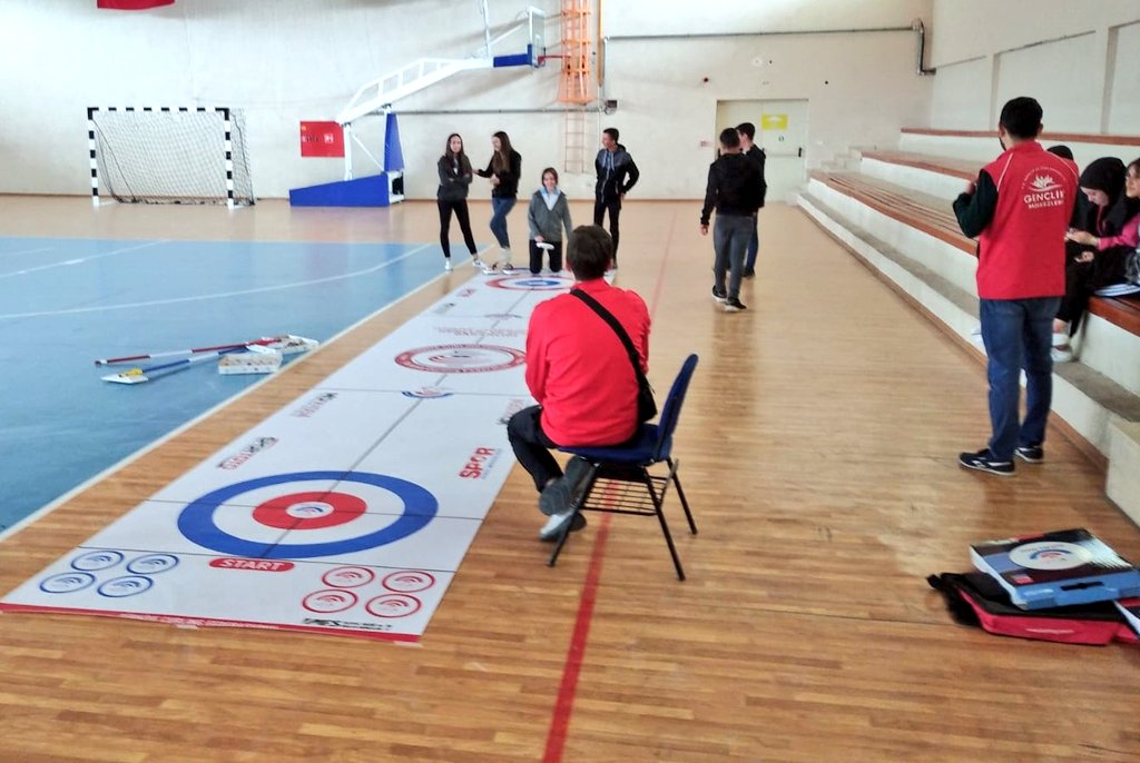 Gençlik Haftası etkinlikleri kapsamında gönüllü gençlerimizle birlikte floor curling turnuvası düzenledik. Dereceye giren gençlerimize ödüllerini verdik. #genclikhaftasi #GencizBiz