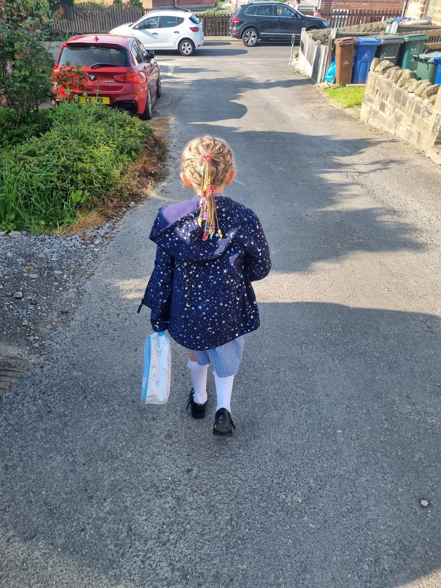 lozlaura13's tweet photo. @BarnsleyMoving @MPSClass5  walk to school day 2 yest https://t.co/TFGSgHDkJc