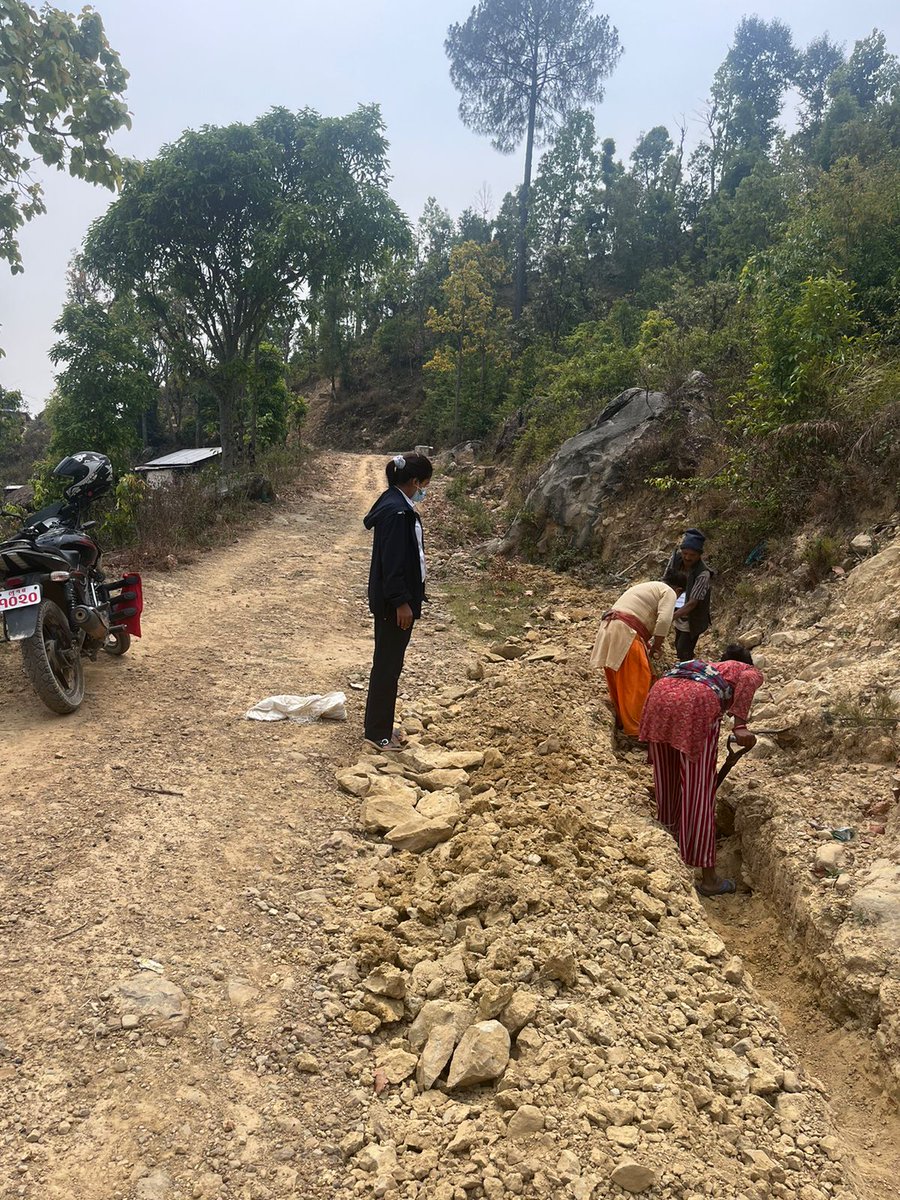 प्रधानमन्त्री राेजगार कार्यक्रम अन्तर्गत  विपन्न बेराेजगार वर्ग लाई न्युनतम १०० दिनकाे राेजगारी प्रत्याभुति गरेकाे छ अब विपन्न बेराेजगारलाई राेजगार शाखाबाट श्रम  स्वीकृति गरिदिने त हाेला नि सरकार ?बजेट त ठुलावडा मान्छे ले नै खाने भए विपन्नलाई त कस्ले हेर्छ र ?कठै मेराे देश 😥