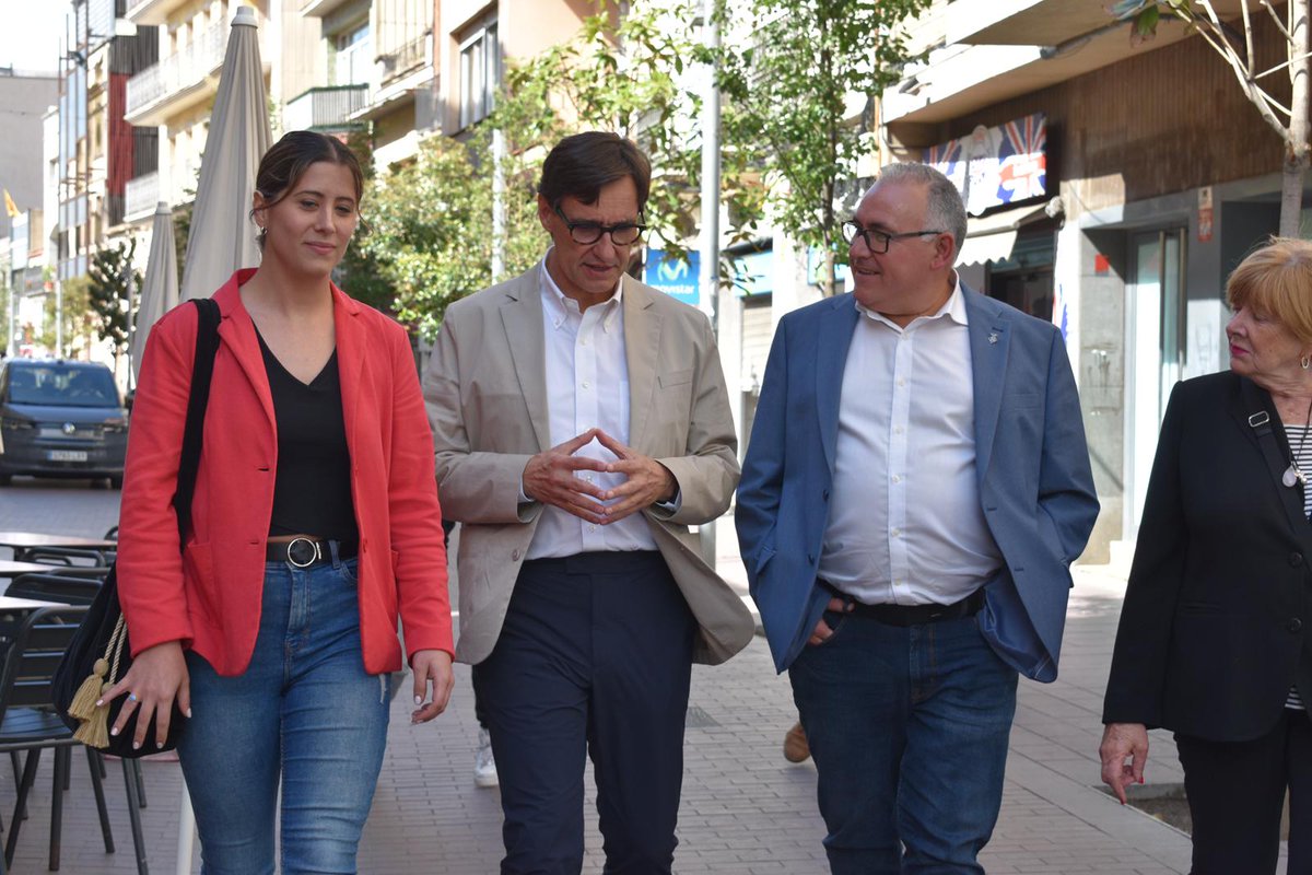 PSCMontcada's tweet photo. 🌹 @BartolomeEgea serà el pròxim alcalde de #Montcada, i serà l'alcalde que escolti als veïns i veïnes.
El candidat a l'alcaldia i Salvador Illa, cap de l'oposició de #Catalunya, han visitat comerços del carrer Major i el Museu Municipal de la ciutat.
#TransformemMontcada https://t.co/wHEaOq4ZCP