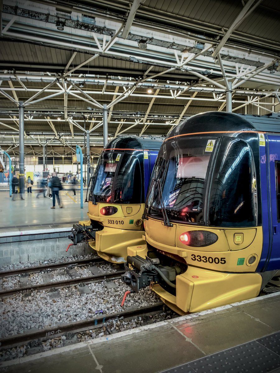 miles_chains's tweet image. As the morning rush comes to end in Leeds, these two sit together awaiting their next jobs. A joint collaboration between Siemens and CAF, the 333s are a capable EMU. #Class333 #CAF #Siemens #WYPTE #LeedsCityStation