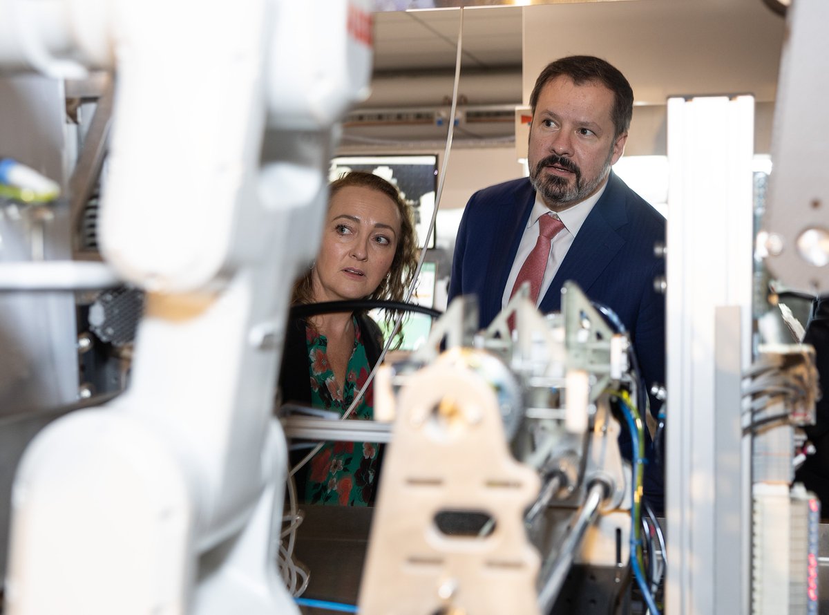 It was wonderful to have Prof. @IainMartinVC host the Minister for Industry & Science Ed Husic & @MaryDoyleMP at @DeakinBattery Hub today. We're proud of our work at this world-class facility that will lead the way in the development and manufacturing of #nextgenerationbatteries