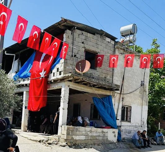 Zenginimiz bedel verir
Askerimiz fakirdendir…