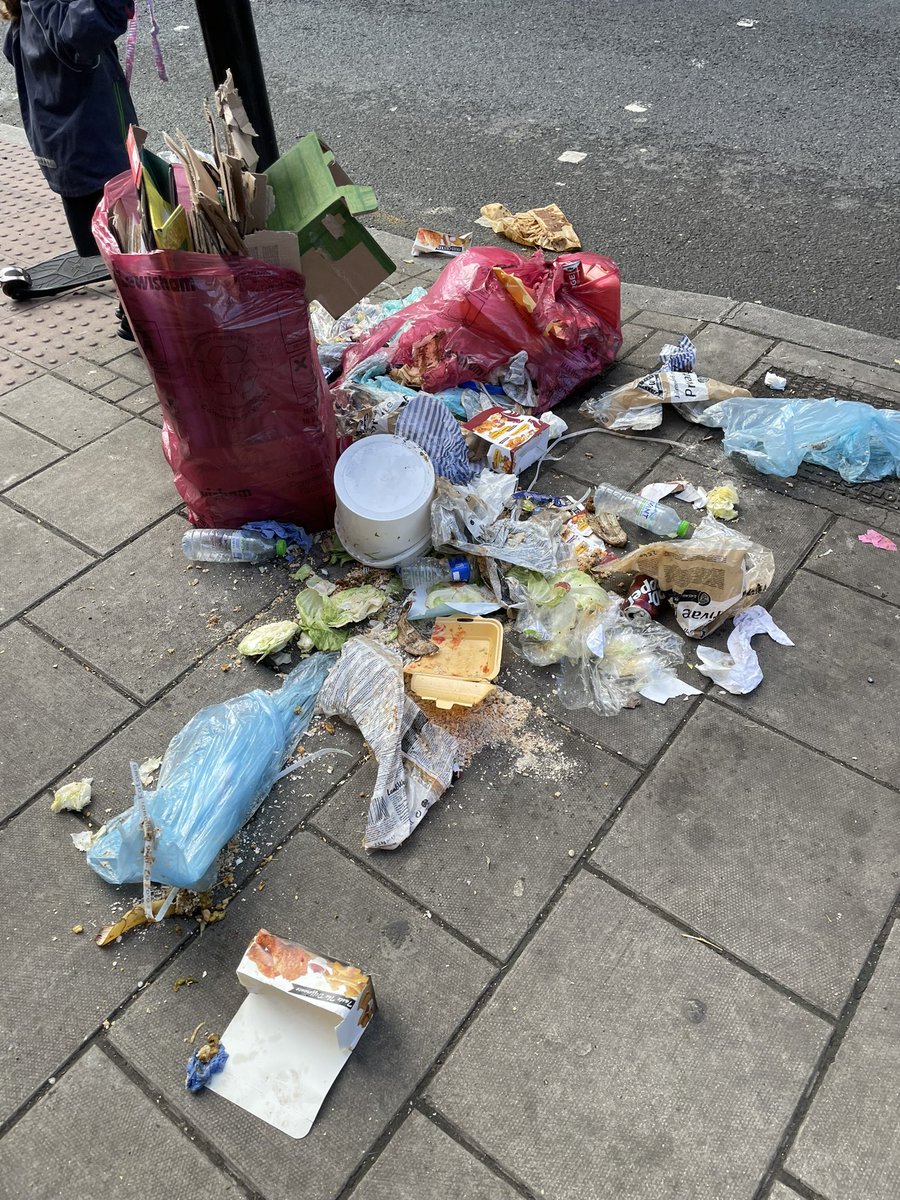 @LewishamCouncil this is a daily occurrence outside 293 Sydenham road by traffic lights opp #sydenham library and #homepark - surely some bins can be provided or the food businesses forced to find alternative solutions for their waste?! #rubbish #street #recycle #pavement #se26