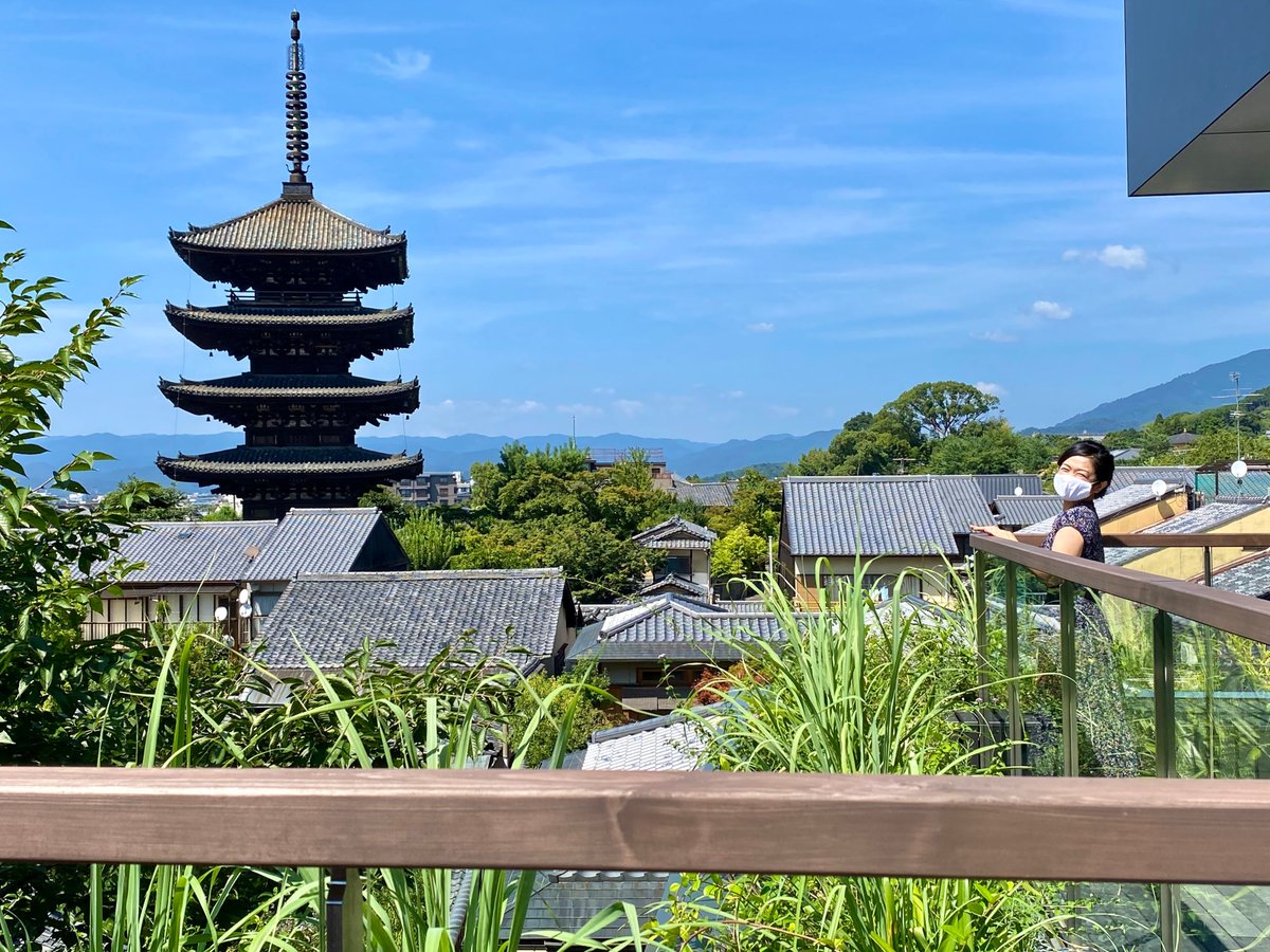 camelliakyoto's tweet photo. These videos remind me of the time we spent an afternoon mixing matcha-flavoured beers in preparation for a short segment filmed at 'The Hotel Seiryu Kyōto Kiyomizu'. It ended a German-themed tea ceremony made in collaboration with the hotel. #matchabeer #抹茶ビール #Kyoto #Japan https://t.co/xDp3iTuhSG