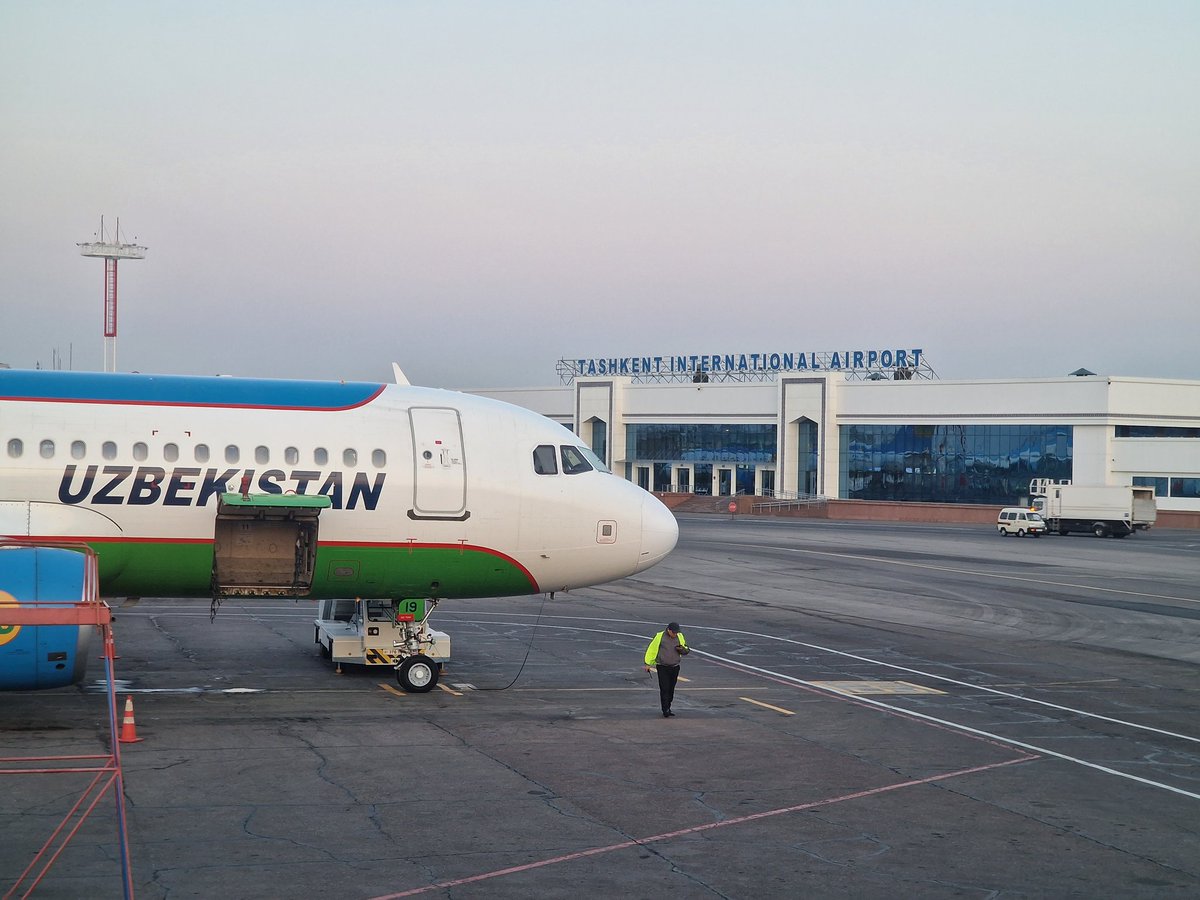 Tabachenko's tweet image. На рейсе "Владивосток-Ташкент" питание у Uzbekistan Airways лучше, чем у Аэрофлота до Москвы. 

Ещё и винцо наливают, что придает радость и уверенность в завтрашнем дне))