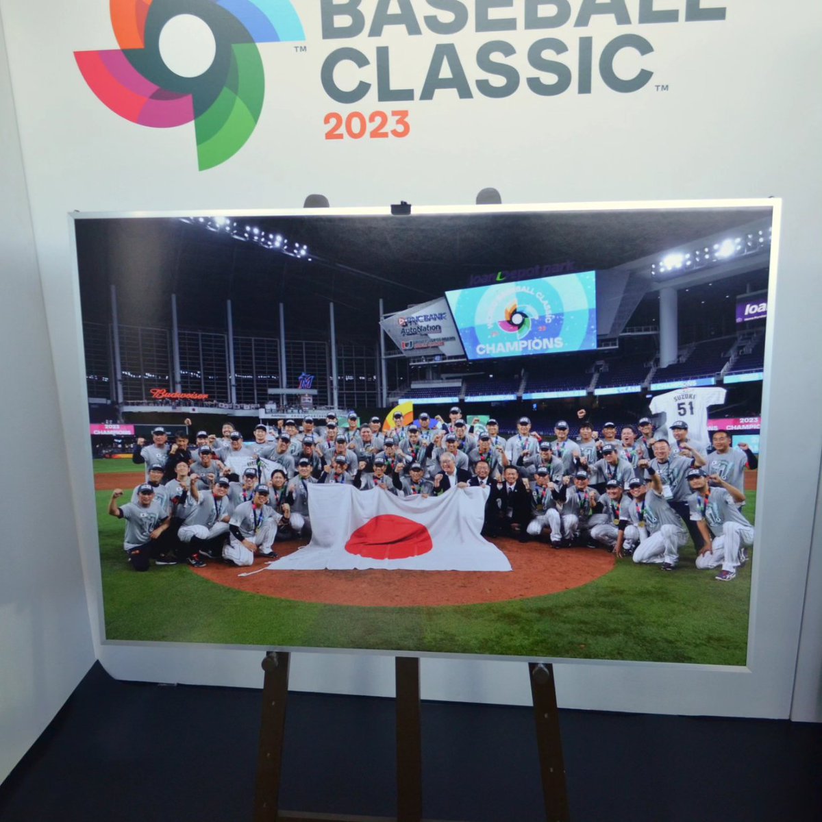h_madao23's tweet photo. ＷＢＣトロフィー、生で見れて感激です✨
#WBC2023 #佐々木朗希　#吉井理人 https://t.co/IOuf9hnA1H