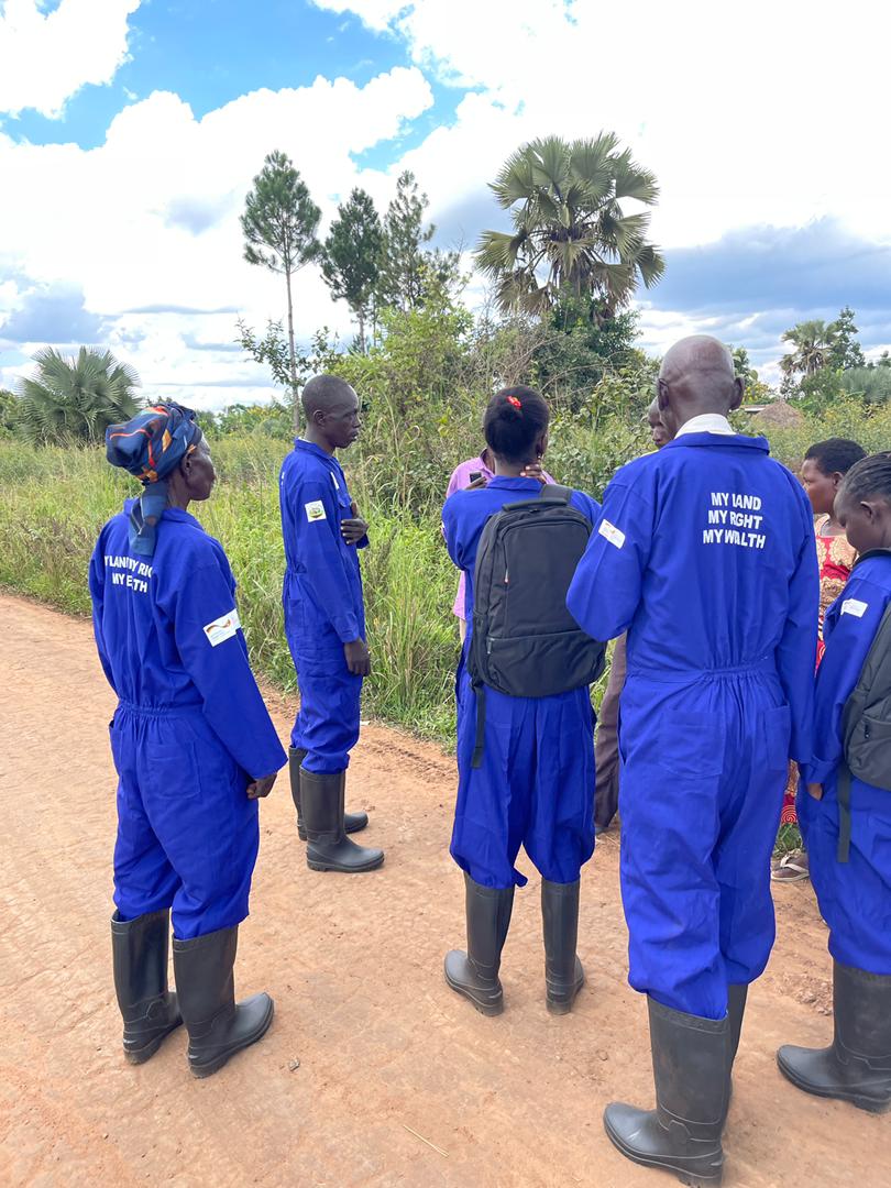 land_justicenet's tweet photo. Mapping exercise taking place in Agwata sub county, Dokolo district. Land justice network team, field assistants, ALC members, GIS Technician and LC1 chairpersons all actively involved. 
#RELAPU project
#GIZ https://t.co/USGi4QkAj1