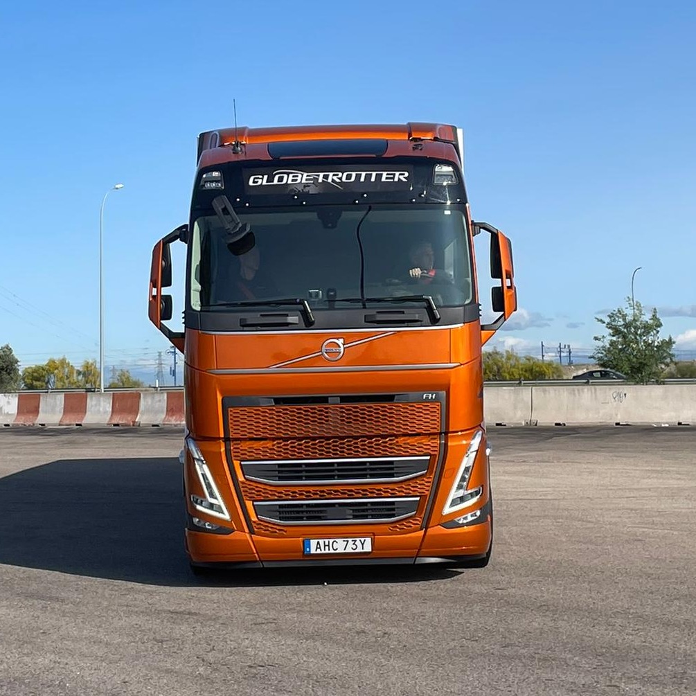 VolvoTrucks_es's tweet photo. Así es el flamante #VolvoFH con #ISave que nos ha visitado estos días en España para realizar pruebas de prensa con las revistas especializadas del sector.
Un camión de 460 CV, con todo lujo de detalles, que sorprende por su comodidad, rendimiento y bajos consumos
#VolvoFH #ISave https://t.co/SrDnmvwaGR