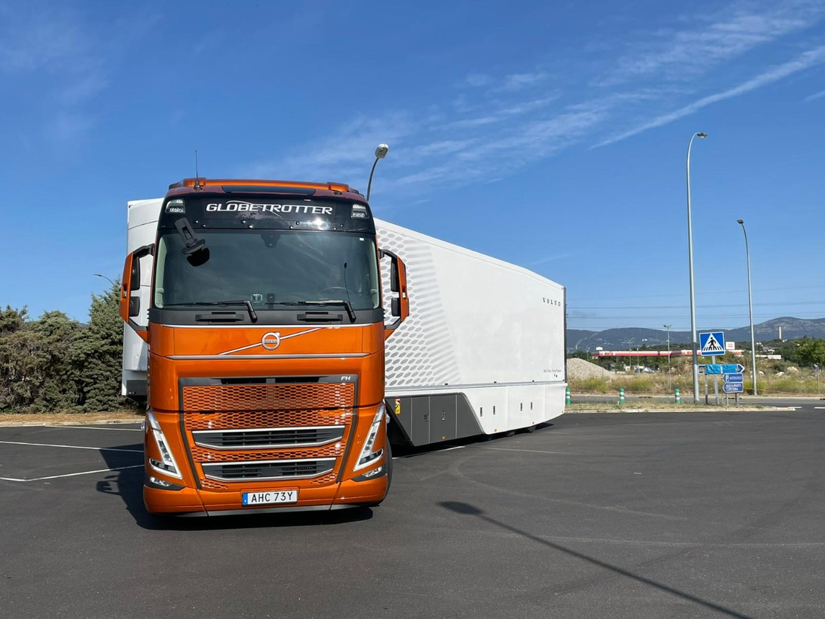 VolvoTrucks_es's tweet photo. Así es el flamante #VolvoFH con #ISave que nos ha visitado estos días en España para realizar pruebas de prensa con las revistas especializadas del sector.
Un camión de 460 CV, con todo lujo de detalles, que sorprende por su comodidad, rendimiento y bajos consumos
#VolvoFH #ISave https://t.co/SrDnmvwaGR