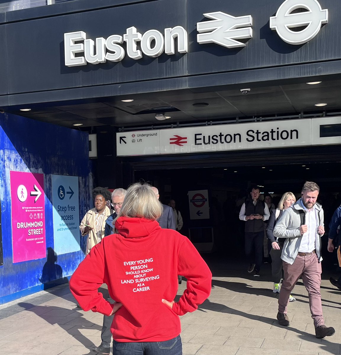 ClassofYourOwn's tweet photo. I never saw myself in redโฆuntil I saw red! Iโm walking from @NetworkRailEUS to @GEOBusinessShow to get the message out: we owe it to our children and planet to #WalkTheWalk and put #SurveyFirst. Thanks to @metpoliceuk officers for taking this photo - #police need #surveyors too! https://t.co/E35iDSn4Wj