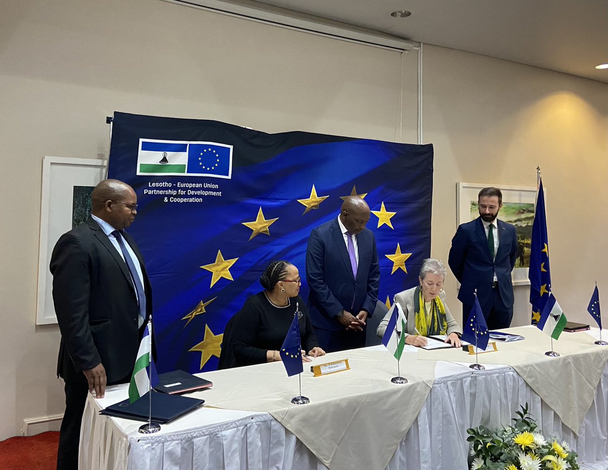 AmbPeschke's tweet photo. Dumelang! Le phela joang?

Another step in the friendship between 🇱🇸 &amp; 🇪🇺. 

Signing „Renewable Energy Lesotho“ and other projects. 🇩🇪 &amp; @giz_gmbh actively support. https://t.co/mdKpSpsaJE