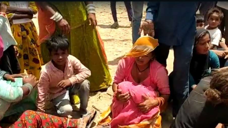 RShivshankar's tweet photo. After Jodhpur, homes of Hindu refugees razed in Jaisalmer. Unfortunates have been left to bake in the merciless heat. No reaction from those who protested eviction of illegals in Haldwani. Then, even SC was moved by the "human angle". 
Wonder what's behind the selective silence? https://t.co/TOFlCZuA8V