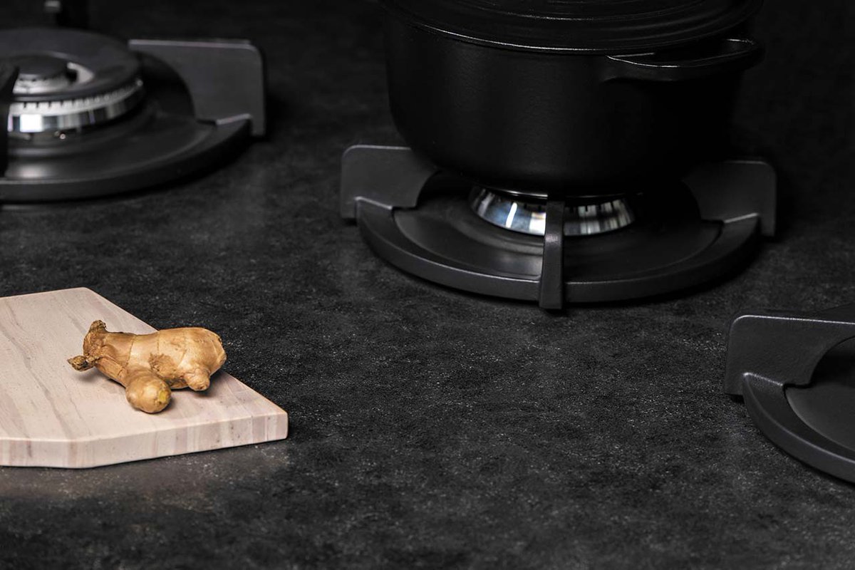 De Mist kleur uit de Evora Granite collectie is niet alleen stijlvol en eigentijds, maar ook duurzaam dankzij het granieten materiaal. Kijk voor meer stijlvolle keukenbladen uit de Evora Granite collectie op de website! hubs.ly/Q01PRzV90

#keukenblad
#keukeninspiratie