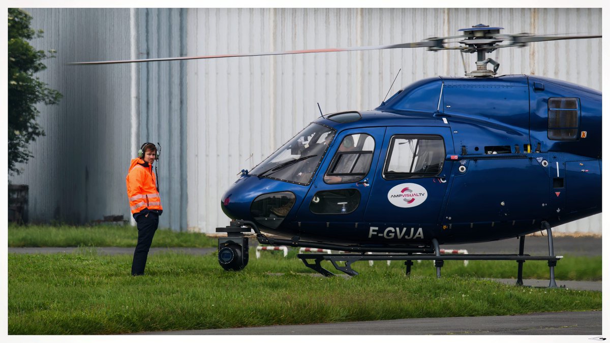 HelifirstParis's tweet photo. 📣 HELIFIRST & @RDL_2013 !
Le week-end dernier, le samedi 13 et dimanche 14 mai 2023, alors que des milliers de coureurs s’élançaient sur les routes 🏃 notre pilote réalisait les captations TV en direct depuis les airs 🚁
@ampvisualtv #FFProduction #CaptationTV #Hélicoptère https://t.co/FcOFNZ2ZVz