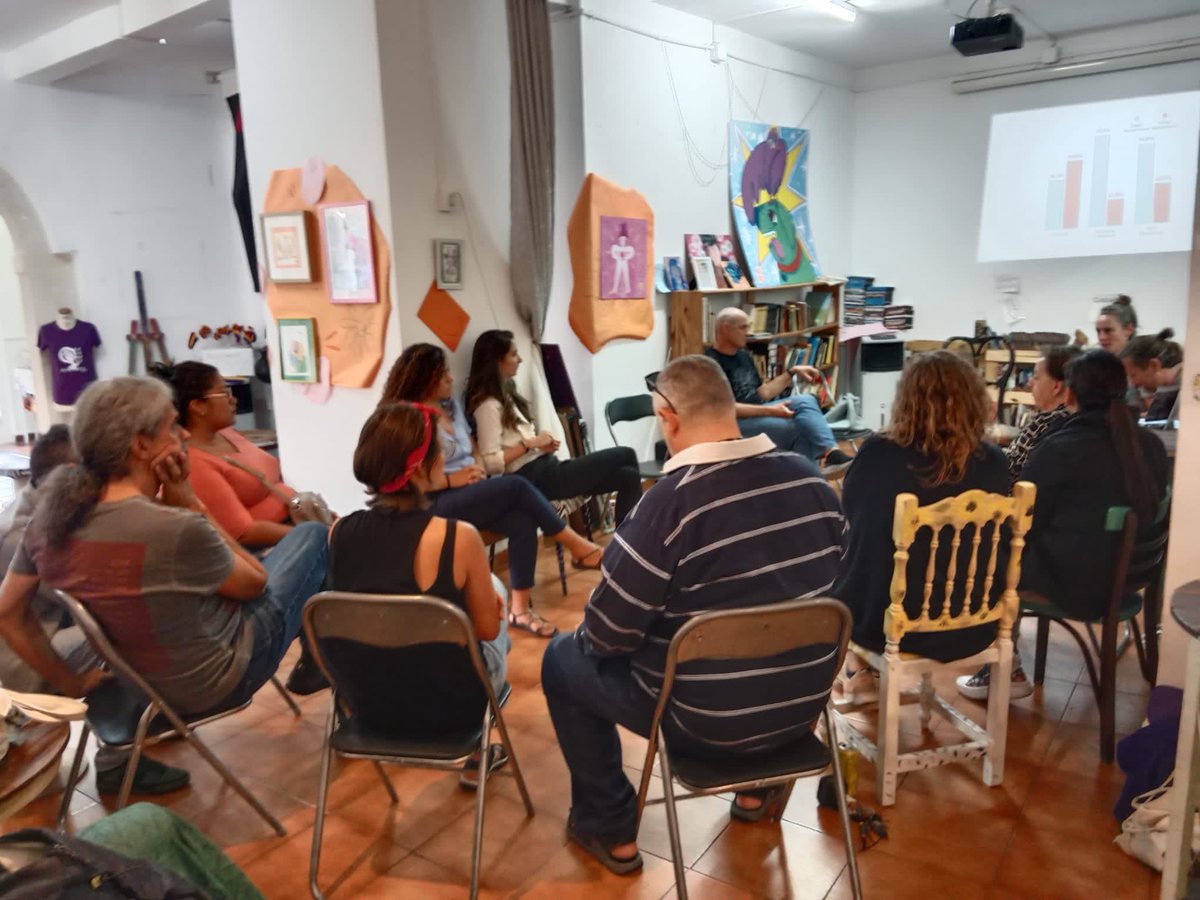 Algunas fotos del acto de ayer en <a href="/laresistencialm/">La Resistencia Almería</a> con <a href="/AnatiaVega/">Mechilla</a> y los compas de <a href="/ApdhaAlmeria/">APDHA Almería</a> 
Encima tuve la suerte de poder desvirtualizar a @FranMorenilla