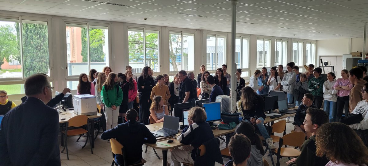 LyceeLeygues's tweet photo. Merci à toutes et à tous pour votre participation, implication et soutien. Ces deux jours de l'innovation se terminent dans la détente, avec les sourires suite à la remise des récompenses. #technologie #SII #lyceeleyguescouffignal https://t.co/498eQesWHb