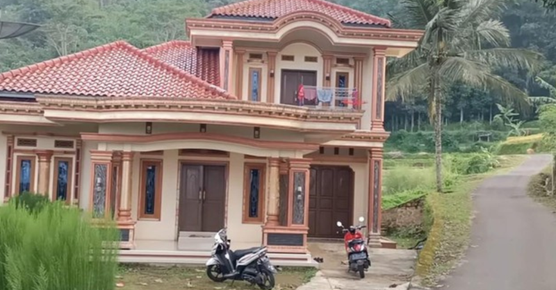 detikcom's tweet photo. Viral di media sosial rumah mewah di Majalengka, Jawa Barat yang ternyata milik penjual batagor.