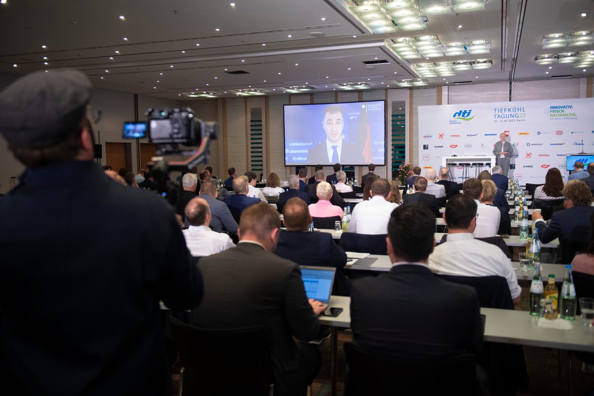dti_eV's tweet photo. "TK-Produkte können  einen wertvollen Beitrag zu einer gesünderen und nachhaltigeren  Ernährung leisten", sagte @cem_oezdemir per Video bei der #Tiefkühltagung2023 des @dti_eV. "Die  Tiefkühlwirtschaft und das dti sind für mich wichtige Dialogpartner!" PM: https://t.co/1jwiNATk6z https://t.co/w8xBV85IkD