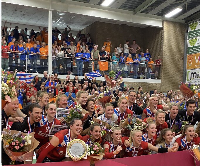 werfwind's tweet photo. De breedte in de volleybal wordt steeds smaller. Gelukkig dat de Nevobo hier wat aan probeert te doen. Sportiviteit wordt gestimuleerd. De kampioen van Nederland wordt gehuldigd door de Nevobo. Jammer dat “bekers” in de lagere regionen opgestuurd worden. @Herman_MP @NevoboNoord https://t.co/Zfp9GbZqj9