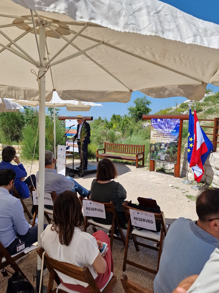 زرت اليوم مشروع حلو جدا ممول من الاتحاد الأوروبي في مكان خيالي في #لبنان اللي هو محمية جبل موسى. المشروع يدعم سياسات سياحة مستدامة في شراكة بين إيطاليا ولبنان والأردن وفلسطين. رح انزل فيديوهات عنه على إنستغرام @eubilaraby.
معجب بروح الصداقة والتعاون بين شركاء هال مشروع 👏