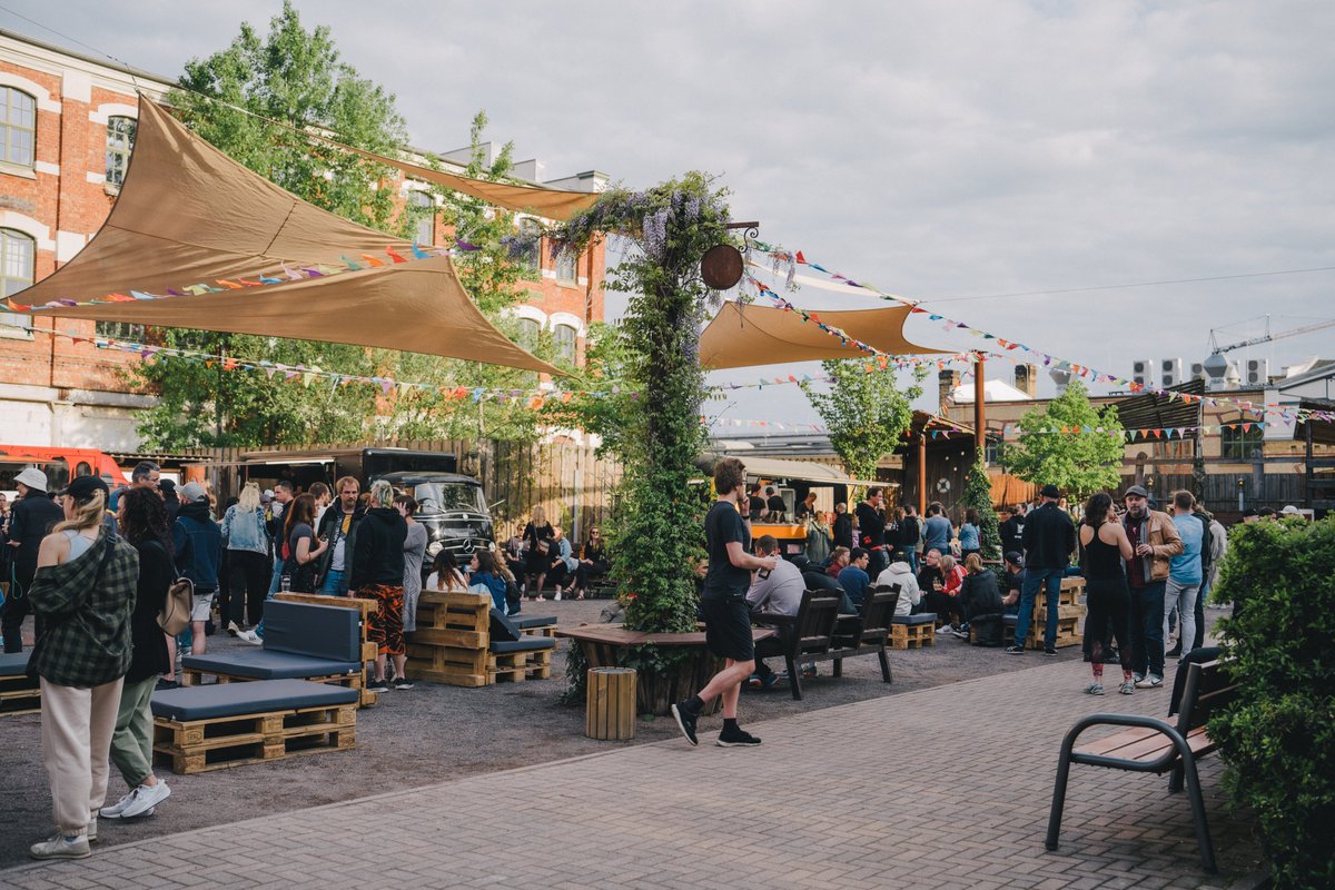 spread_group's tweet image. Recipe for an amazing #streetstyle party: 1 urban location #Täubchenthal, 300 spreadsters in fresh outfits, 4 food trucks, 1 amazing #tattoo artist, 5 #photospots, 1 bustling #basketball court and 1 hot #dancefloor: our spring party was a blast!