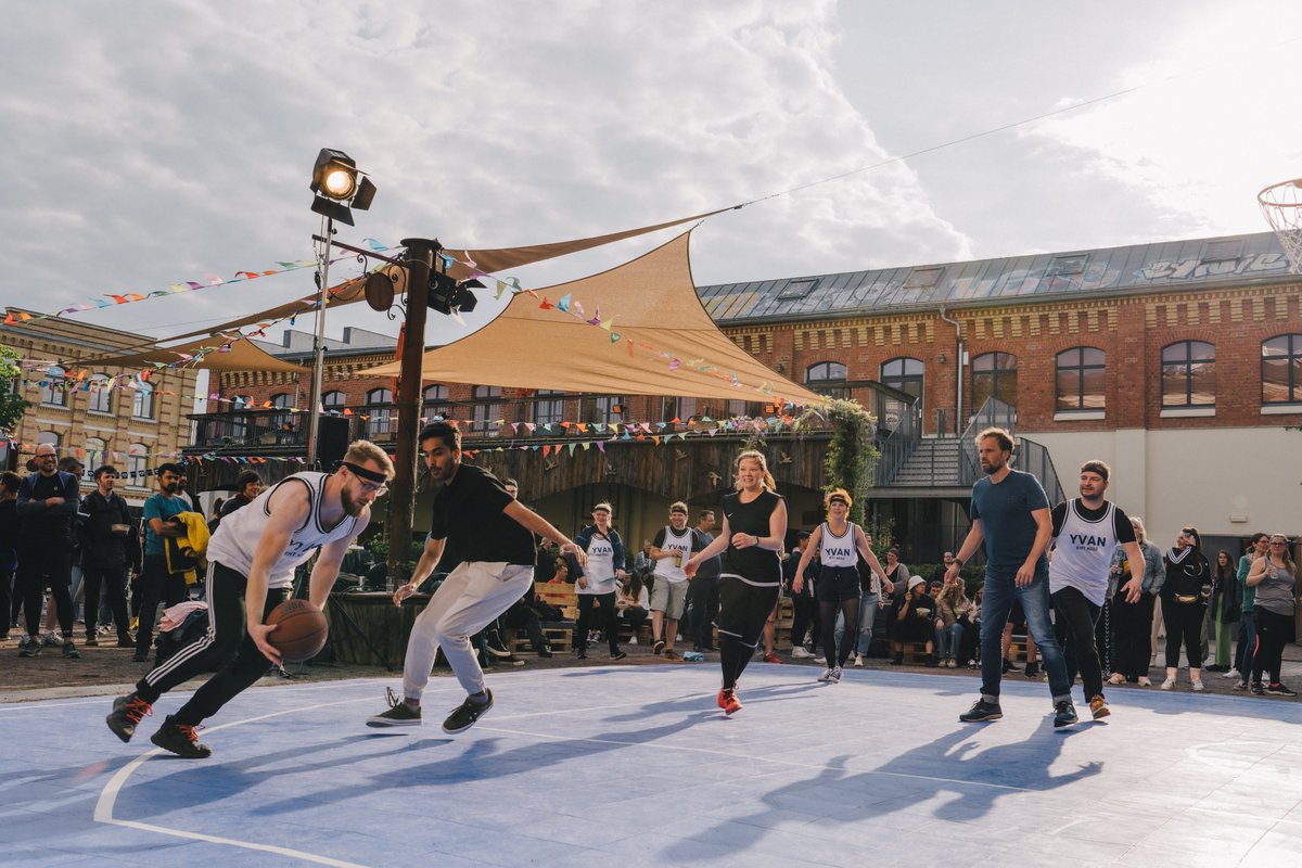 spread_group's tweet image. Recipe for an amazing #streetstyle party: 1 urban location #Täubchenthal, 300 spreadsters in fresh outfits, 4 food trucks, 1 amazing #tattoo artist, 5 #photospots, 1 bustling #basketball court and 1 hot #dancefloor: our spring party was a blast!