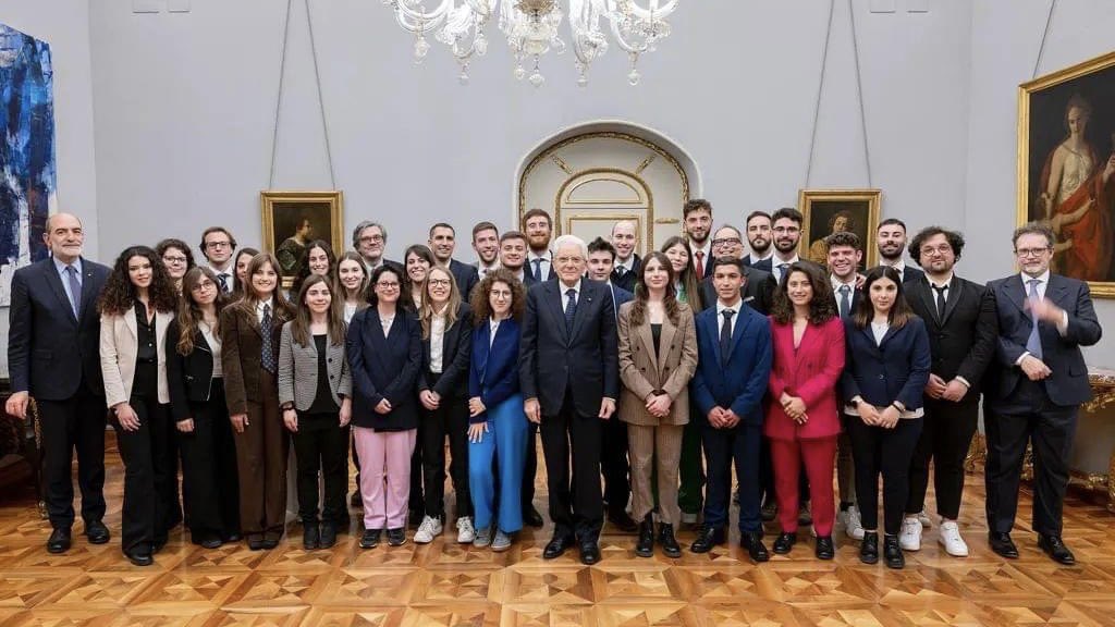 wtobagi's tweet image. Le giornaliste e i giornalisti praticanti #ScuolaWalterTobagi
hanno visitato Montecitorio e il Palazzo del @Quirinale, incontrando il Presidente della Repubblica #SergioMattarella 🇮🇹