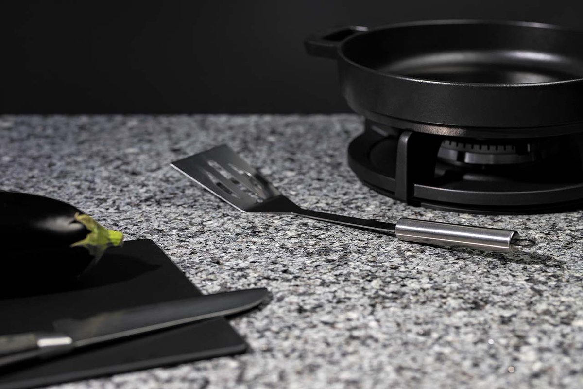 Voeg een vleugje elegantie toe aan je keuken met de kleur Platinum Grey keukenblad van de Evora Granite collectie. Dit duurzame blad is niet alleen stijlvol, maar ook praktisch en gemakkelijk te onderhouden. Lees meer: hubs.ly/Q01PRHB90

#keukenblad
#keukeninspiratie