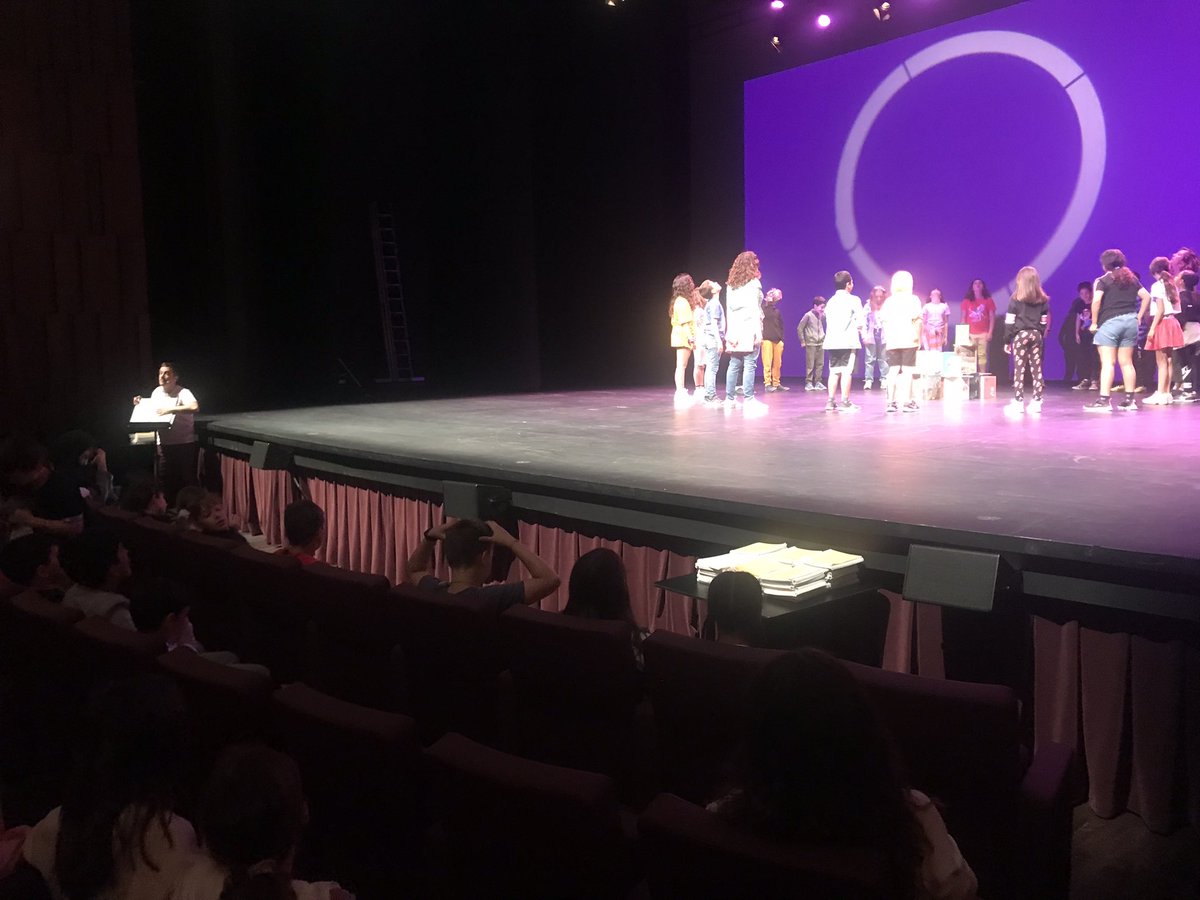 el_tarra2's tweet photo. L'alumnat de 4t estem gaudint d'un matí al teatre amb l'espectacle "Ballar és cosa de llibres". Ens encanta!! 📚📚 https://t.co/8UZiPOj1pR