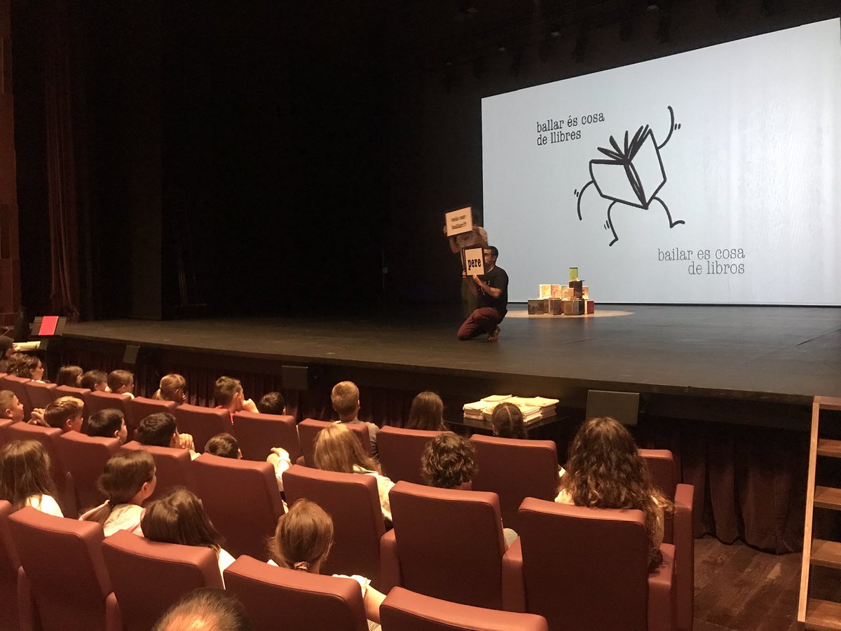 el_tarra2's tweet photo. L'alumnat de 4t estem gaudint d'un matí al teatre amb l'espectacle "Ballar és cosa de llibres". Ens encanta!! 📚📚 https://t.co/8UZiPOj1pR