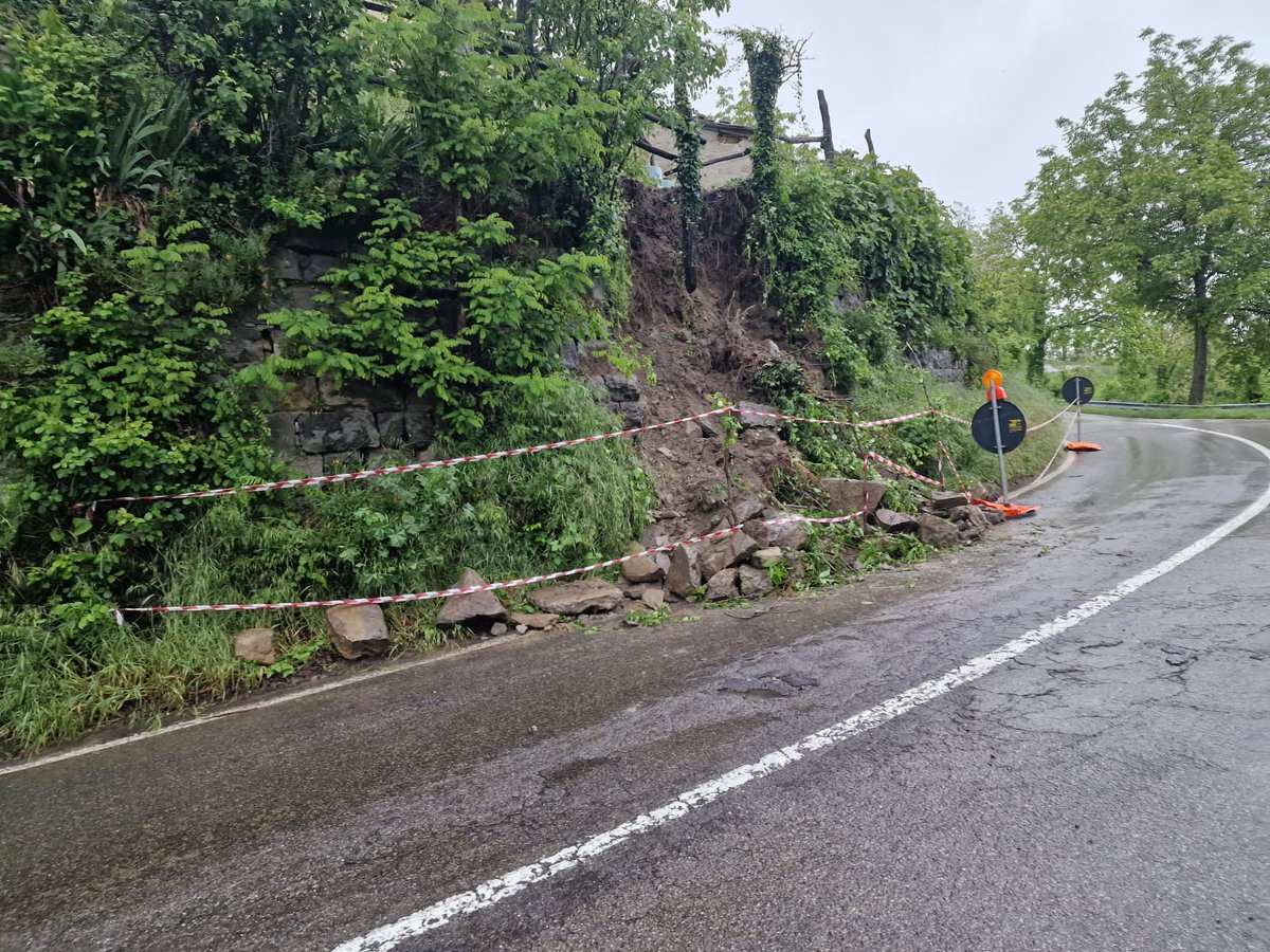 provinciamodena's tweet photo. #AllertaMeteoER tecnici della provincia sono intervenuti su alcuni tratti viari particolarmente interessati dal maltempo, come ad esempio la #sp28 Mulino del Grillo, la #sp31 in località Cà Matta e la #sp33 a Frassineti. https://t.co/oTSIwK6AI0