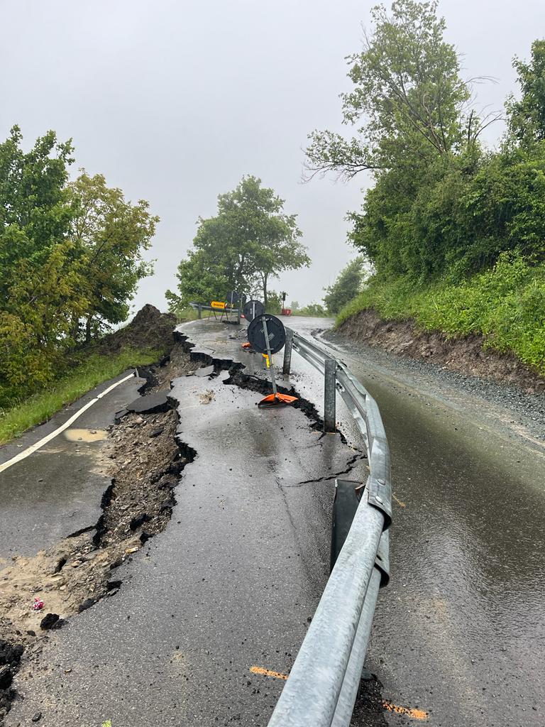 provinciamodena's tweet photo. #AllertaMeteoER tecnici della provincia sono intervenuti su alcuni tratti viari particolarmente interessati dal maltempo, come ad esempio la #sp28 Mulino del Grillo, la #sp31 in località Cà Matta e la #sp33 a Frassineti. https://t.co/oTSIwK6AI0