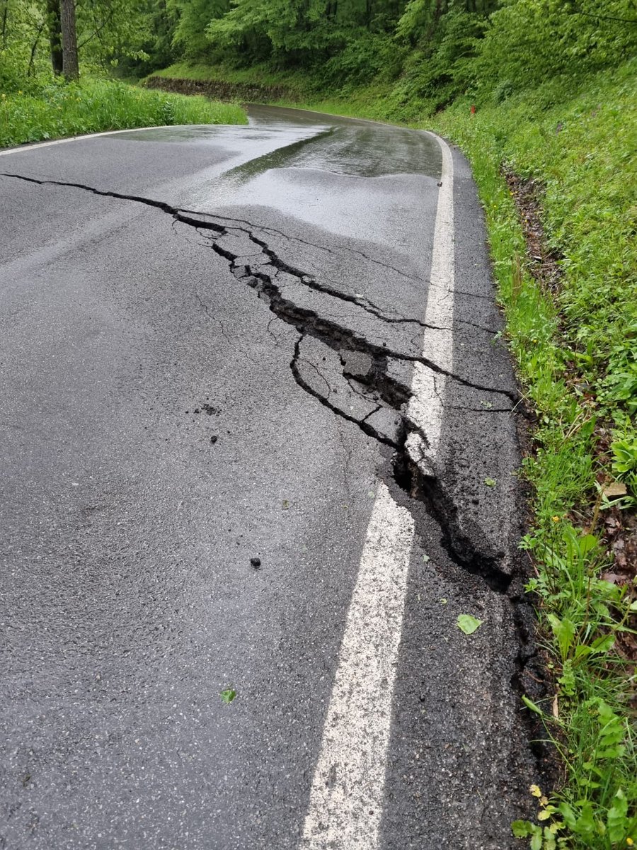 provinciamodena's tweet photo. #AllertaMeteoER tecnici della provincia sono intervenuti su alcuni tratti viari particolarmente interessati dal maltempo, come ad esempio la #sp28 Mulino del Grillo, la #sp31 in località Cà Matta e la #sp33 a Frassineti. https://t.co/oTSIwK6AI0