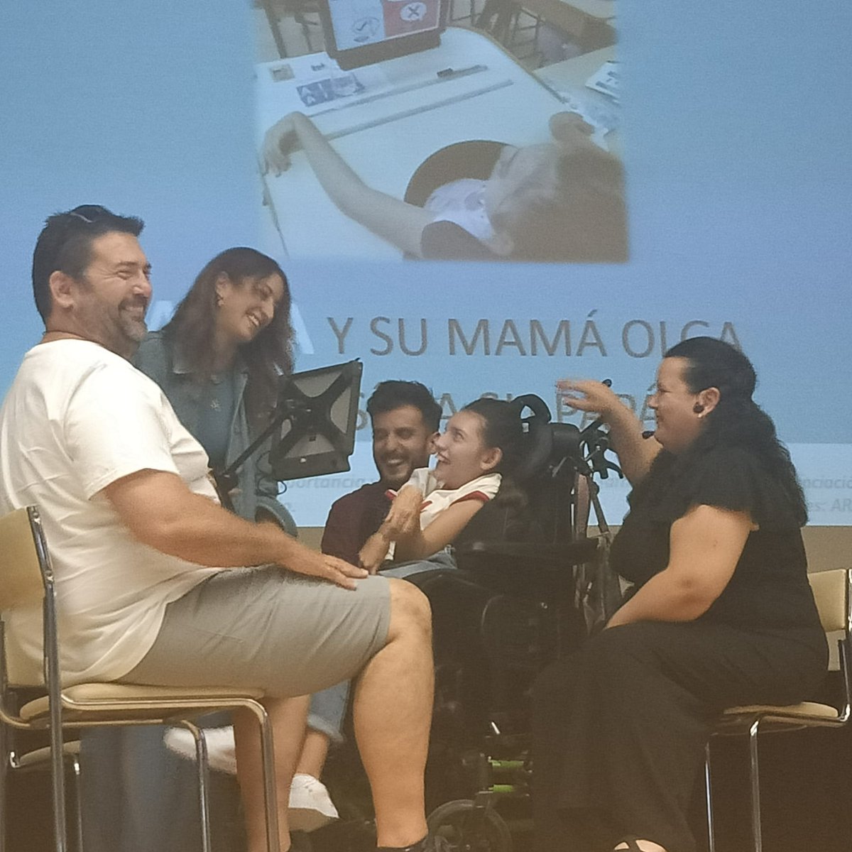 HospitalariasGr's tweet photo. Éxito en las #JornadasDeComunicación #Irisbond Bajo el tema "Una mirada a la comunicación", se  ha centrado en el uso de sistemas alternativos y aumentativos de comunicación, con especial atención al dispositivo Irisbond. 
#seeitpossible #Irisbond #CAA #SAAC #educación https://t.co/EhuNNECkAo