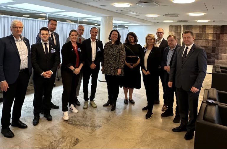 #Saksa’n Bundestagin urheiluvaliokunta tapasi  16.5. sivistysvaliokunnan jöseniä <a href="/SuomenEduskunta/">SuomenEduskunta</a>. Keskusteluja käytiin urheilun ja liikunnan lisäksi myös ajankohtaisista poliittisista kysymyksistä ja saksalais-suomalaisista suhteista. Kiitos vieraanvaraisuudesta! 🇩🇪🤝🇫🇮