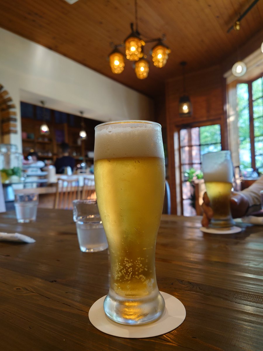 makotosamurai01's tweet photo. 仲間が工事した御店でおっ始め♪
ココの生ビールめっちゃ美味い♪
バンシボだって〜
#三島市
#Cafeらーらぷろむなーど
#一番搾り #麒麟 #rockabilly
#山本兄弟 と #清水夫妻 でGO♪
#佐野美術館 近所
#AUDREYSTYLE やってるね佐野美術館 https://t.co/bTR4WDKoiJ
