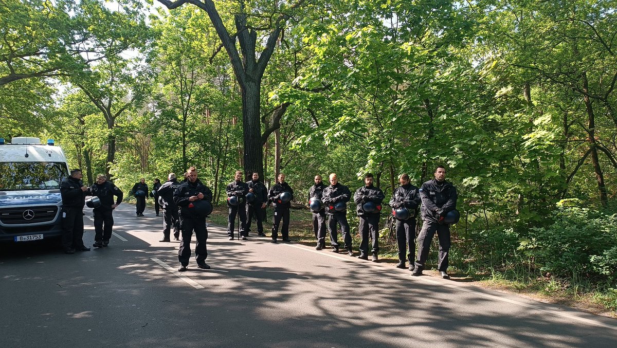 ende_gelande's tweet photo. #WuhliBleibt

Demo reached the forest occupation @wuhlheidebleibt

#NoJusticeNoPeace

#CO2ps = executive of patriarchal fossil capitalism

#FightTheCistem https://t.co/1RMnUm0iiN
