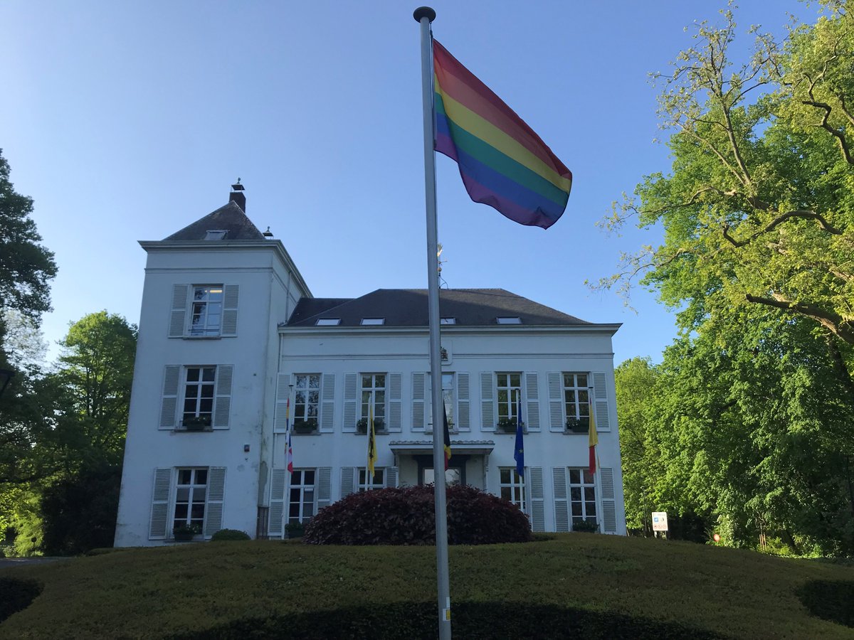 gemeente_Hove's tweet image. Vandaag is het Internationale Dag Tegen Homofobie en Transfobie. Ook dit jaar wappert aan onze gemeentelijke gebouwen de regenboogvlag om de holebi- en transgemeenschap een hart onder de riem te steken.
Met deze actie wil het gemeentebestuur aandacht vragen voor verdraagzaamheid.