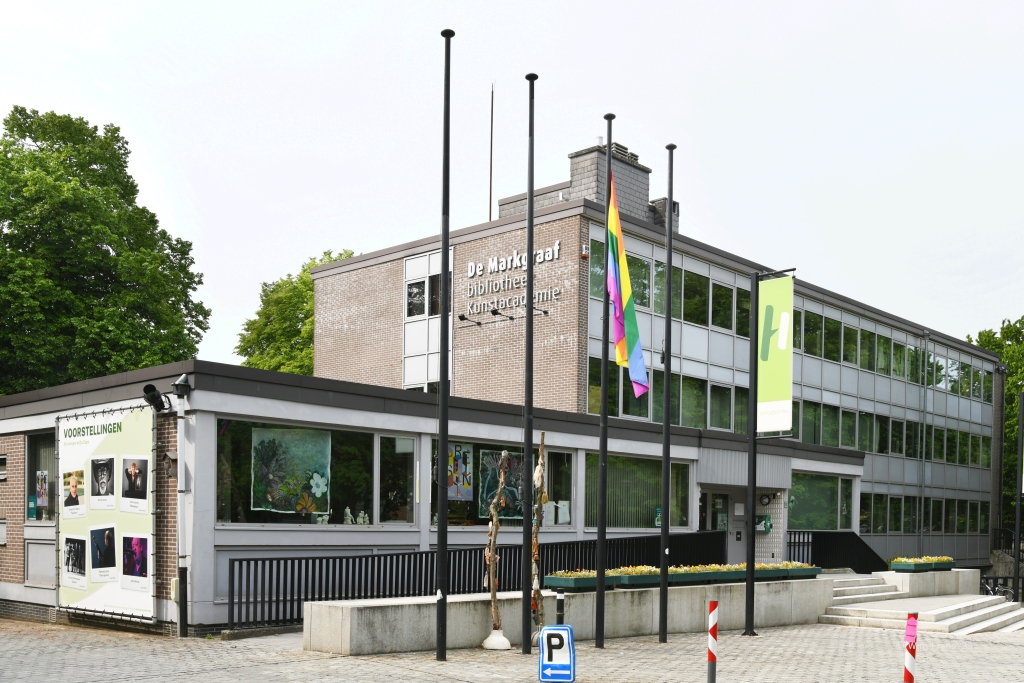 gemeente_Hove's tweet image. Vandaag is het Internationale Dag Tegen Homofobie en Transfobie. Ook dit jaar wappert aan onze gemeentelijke gebouwen de regenboogvlag om de holebi- en transgemeenschap een hart onder de riem te steken.
Met deze actie wil het gemeentebestuur aandacht vragen voor verdraagzaamheid.
