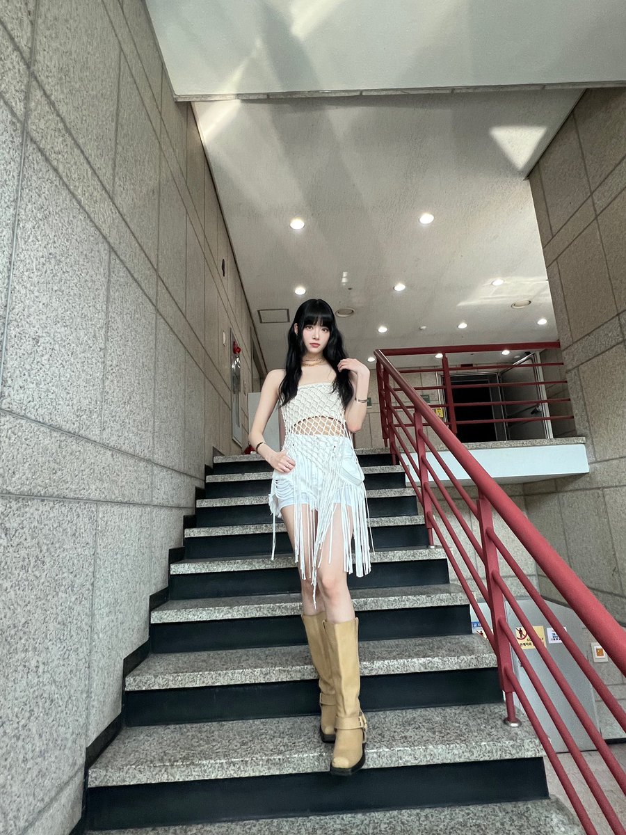 ienchae's tweet photo. Can't hold my longing anymore to Fearnots. So, I share this photo of mine in this legend ladder. I've tried to took some nice pics with cool pose. I can't believe it turns out well and eyes-satisfying.
https://t.co/LVsyst6U6d