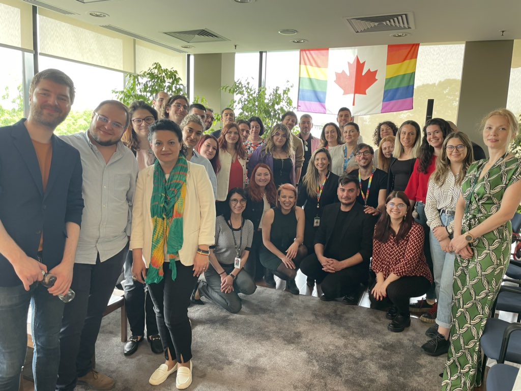 Le 17 mai / #IDAHOBIT et tous les jours. Ensemble, mettons fin à la violence et à la discrimination envers les personnes #LGBTI, en célébrant la diversité. <a href="/CanadaRoumanie/">Canada en Roumanie</a> #Rainbowbreakfast avec #MozaiQ
 
#CanadaPourLaFierté #LamourEstLamour