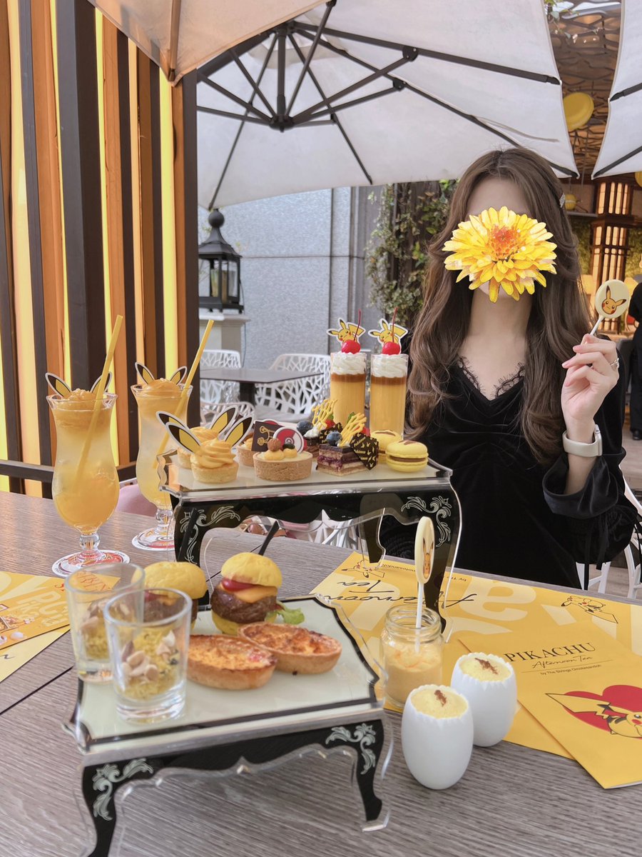 Irisclotted's tweet photo. ピカチュウアフタヌーンティー、開始してすぐ行ったんだけどまだ寒くて冬っぽい服で行ってしまった😂
何年か前に買ったHerliptoのホリデーワンピ、いまだに気に入って着てる🥺♡

#herlipto 
#ハーリップトゥー https://t.co/WY40VRmoCr