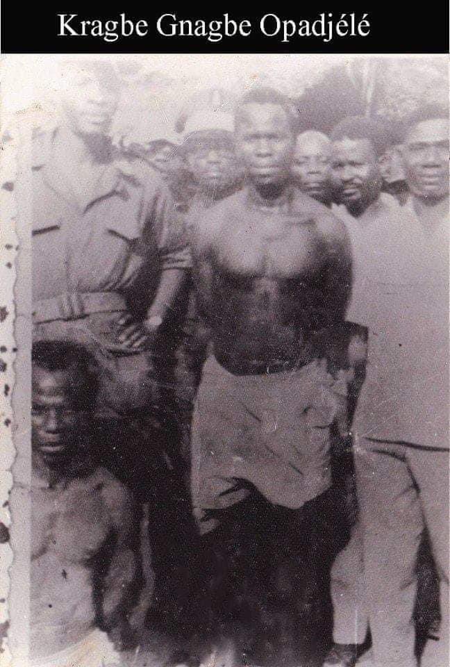 arol_ketch's tweet photo. Thread -Kragbé Gnagbé, le jeune bété qui a voulu défier Félix Houphouet Boigny

La Côte d’Ivoire est communément appelée la « terre d’Éburnie ». Appellation a été popularisée par le fantasque Kragbé Gnagbé, qui souleva le pays bété en 1970 et proclama la « République d’Éburnie ». https://t.co/o0ROBFtjvS