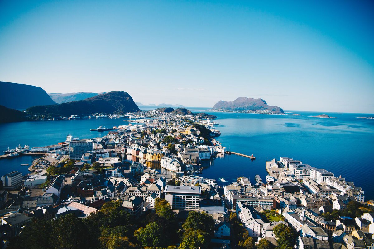 🧀 Perfect cheese slices... 🏞️ breathtaking fjords... and one less Nobel Prize 🥇to worry about! 😉

Impossible to fit all the things to thank you for into one tweet, awesome neighbour @visitnorway. In short, you guys rock!

Happy National Day Norway! 🇸🇪❤️🇳🇴

📷: Nicolai Berntsen