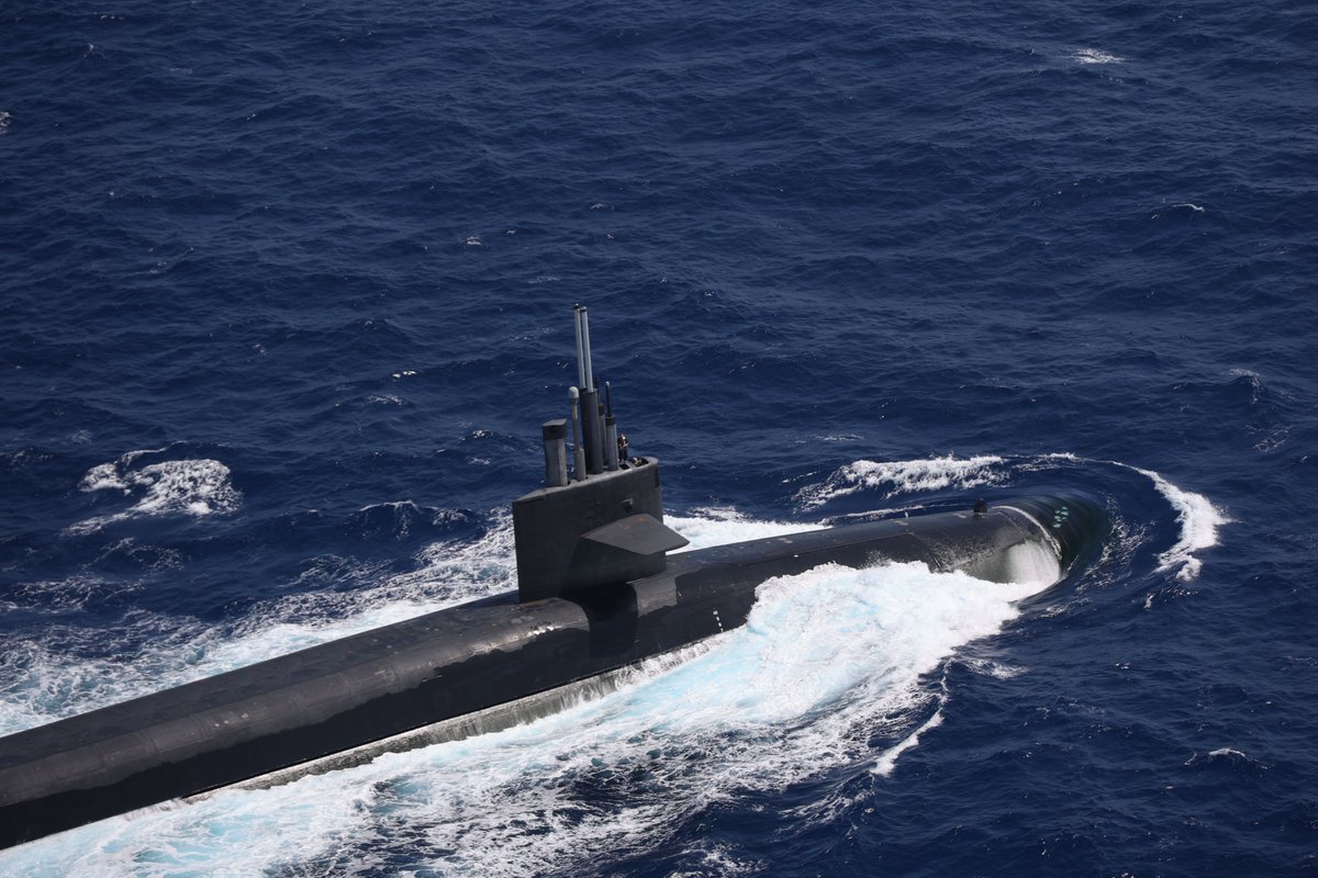 ryankakiuchan's tweet photo. Two US Marines CH-53E Super Stallions conduct vertical replenishment for US Navy Ohio-class ballistic missile submarine USS Maine (SSBN-741) in Philippine Sea, May 9. They carried mission-essential equipment to the submarine during its scheduled patrol.
https://t.co/s9Q3m6XI0A https://t.co/BbNynQm56b