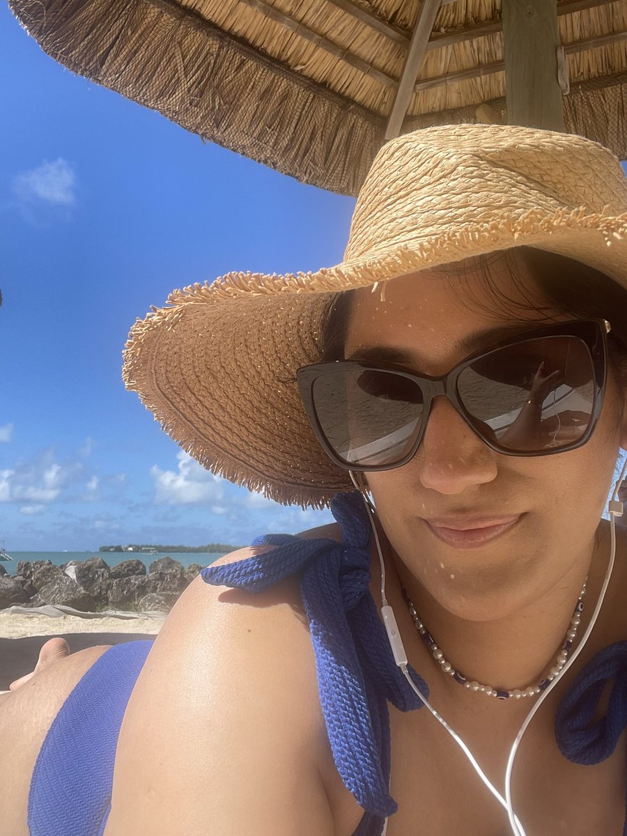 One day into vacay and it is amazing how the sun, sea and company can make you feel. #recharging🔋#twittereps #IndianOcean #mauritius