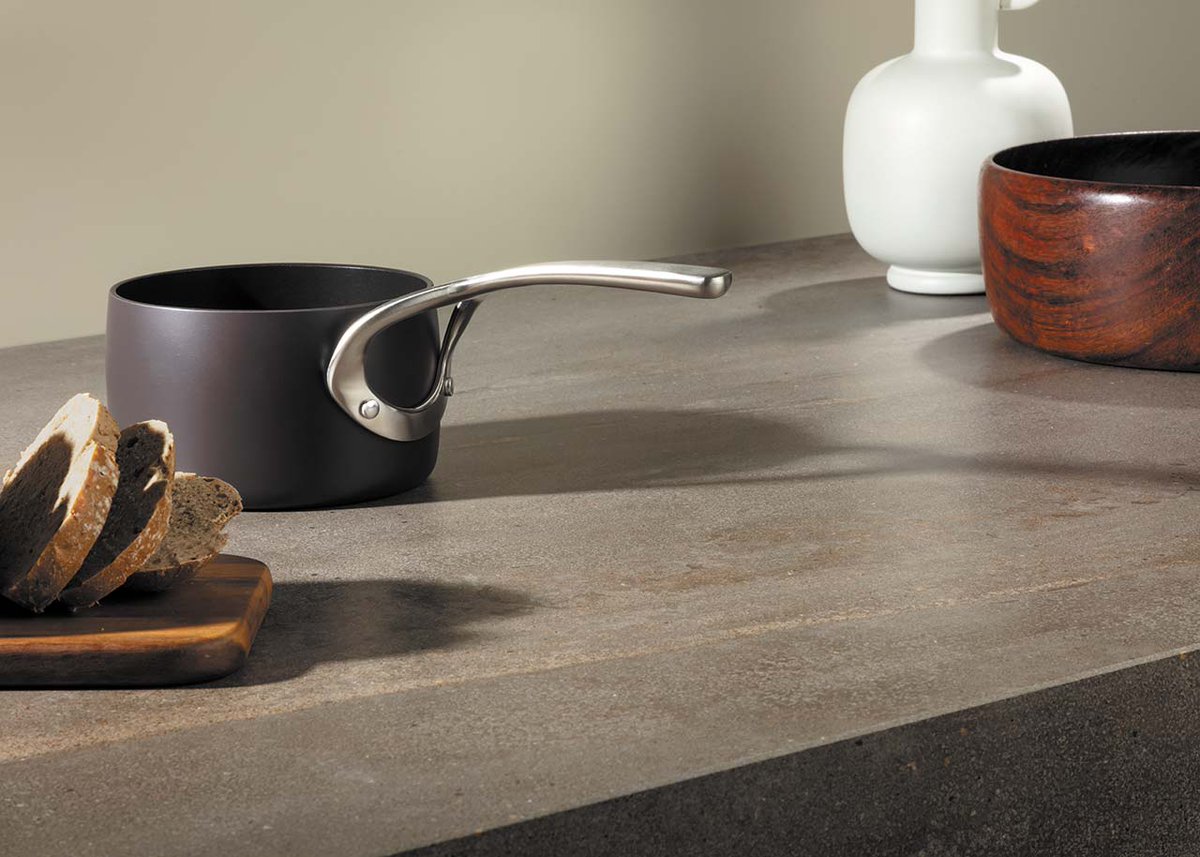 Creëer een warme en uitnodigende sfeer in je keuken met de Lime Grey keukenblad van de Evora Ceramics collectie. Bekijk de volledige Evora Ceramics collectie op de website voor meer inspiratie en ideeën voor je interieur! hubs.ly/Q01PRvWG0

#keukenbladen
#keukeninspiratie