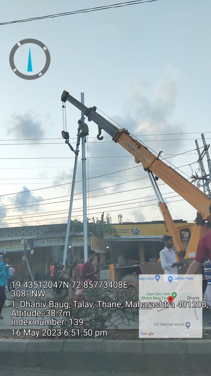 Again #PublicHarassment done 
by @vasaieast4359  @SdoVirareast
Installation of electrical pole at Dhaniv Baugh Rd leading 2 Nalasopara Highway  Was done in heavy traffic 🚦 hours caused traffic jam for more then hours.  

No safety belt 
No 🚦 Police permission @CMDMSEDCL